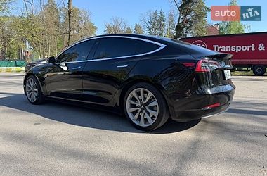 Седан Tesla Model 3 2019 в Бучі