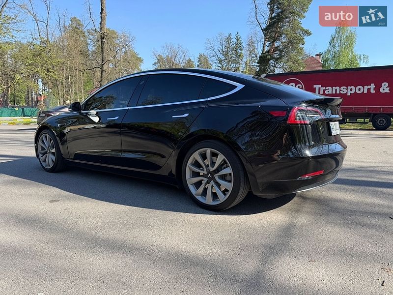 Седан Tesla Model 3 2019 в Бучі