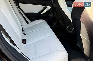Седан Tesla Model 3 2019 в Бучі