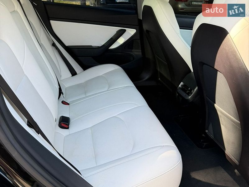 Седан Tesla Model 3 2019 в Бучі