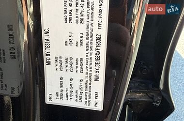 Седан Tesla Model 3 2019 в Бучі