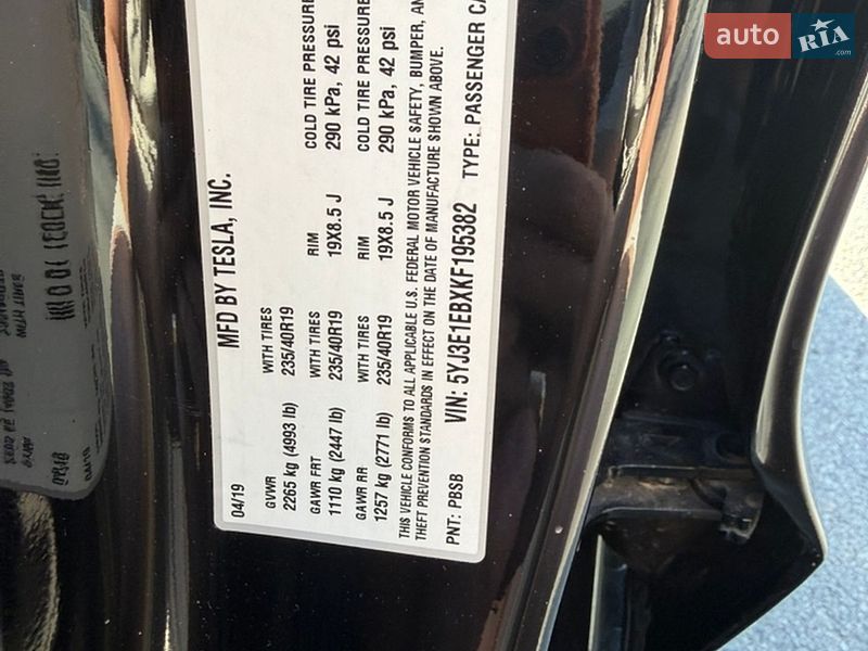 Седан Tesla Model 3 2019 в Бучі