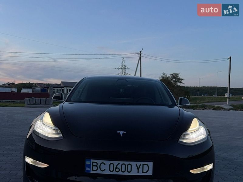 Седан Tesla Model 3 2019 в Львові