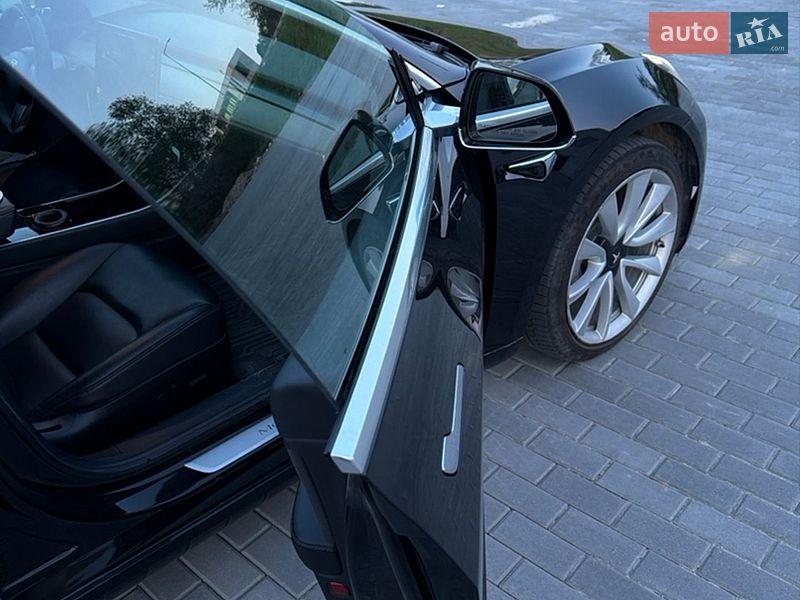 Седан Tesla Model 3 2019 в Львові