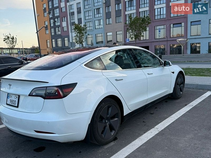 Седан Tesla Model 3 2018 в Ровно