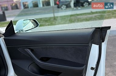 Седан Tesla Model 3 2018 в Ровно