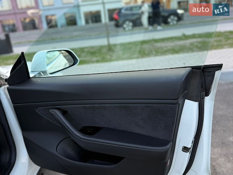 Седан Tesla Model 3 2018 в Ровно