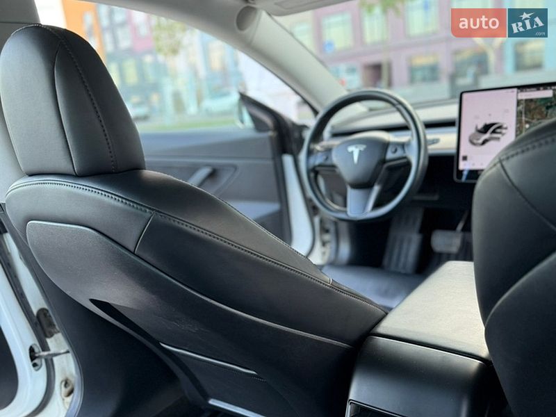Седан Tesla Model 3 2018 в Ровно