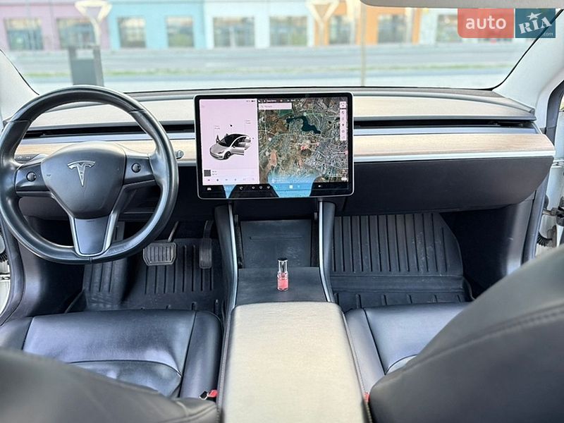 Седан Tesla Model 3 2018 в Ровно