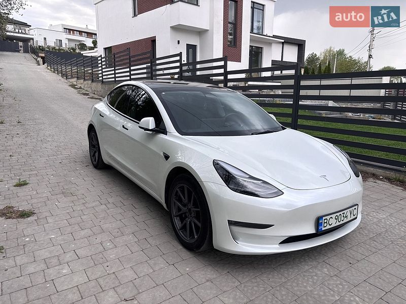 Седан Tesla Model 3 2023 в Львові