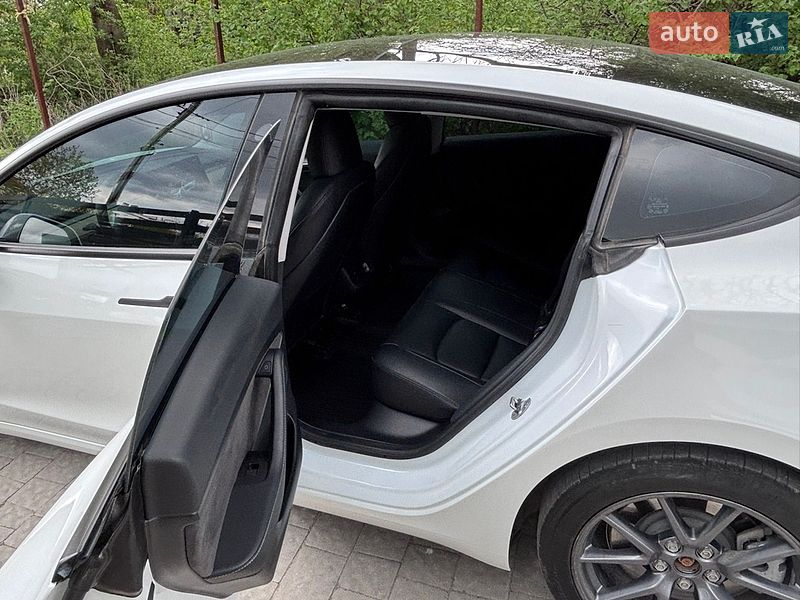 Седан Tesla Model 3 2023 в Львові