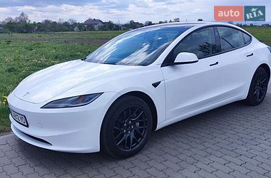 Седан Tesla Model 3 2024 в Стрию