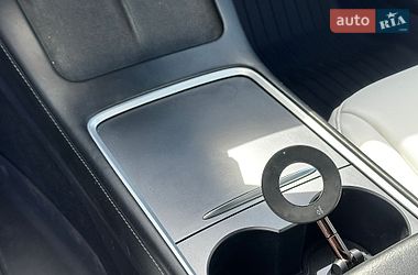 Седан Tesla Model 3 2020 в Львові