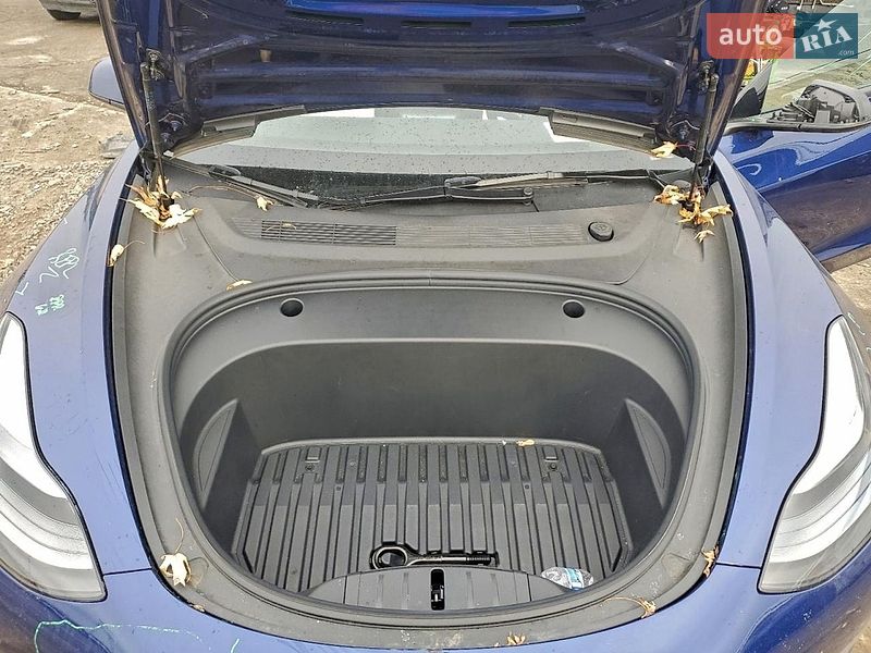 Седан Tesla Model 3 2023 в Львові
