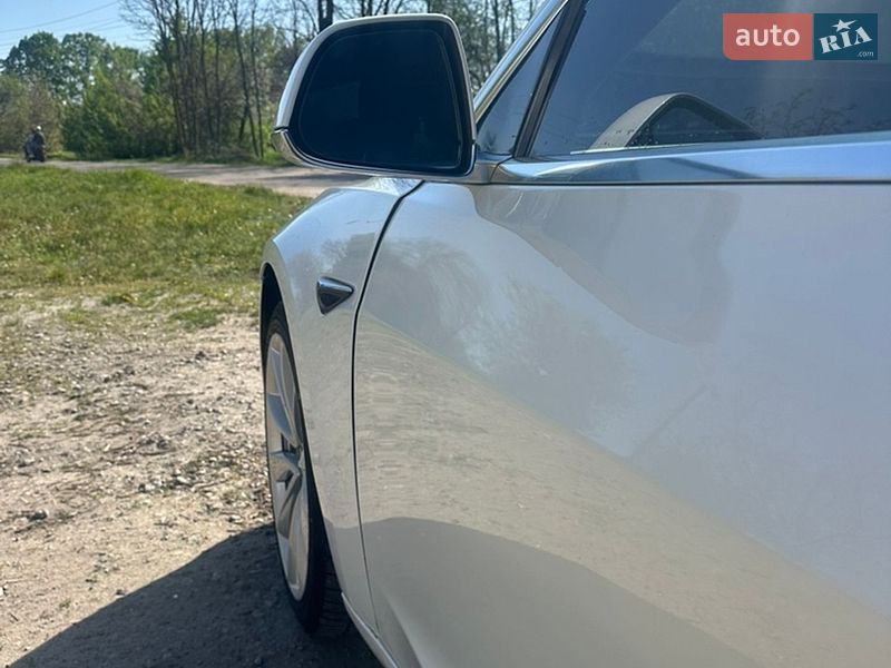 Седан Tesla Model 3 2020 в Ніжині