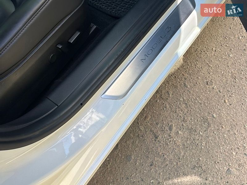 Седан Tesla Model 3 2020 в Ніжині