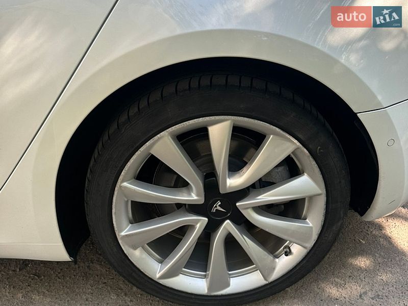 Седан Tesla Model 3 2020 в Ніжині