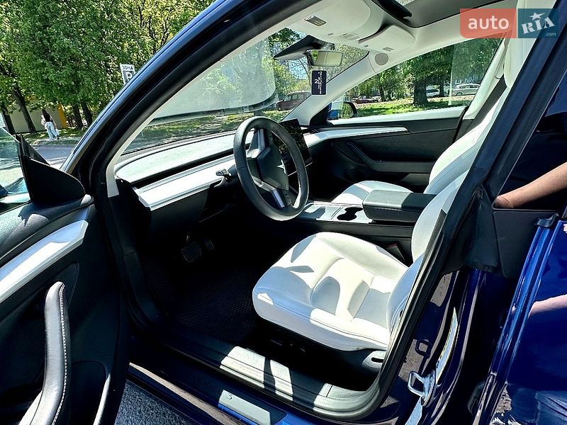 Седан Tesla Model 3 2023 в Львове