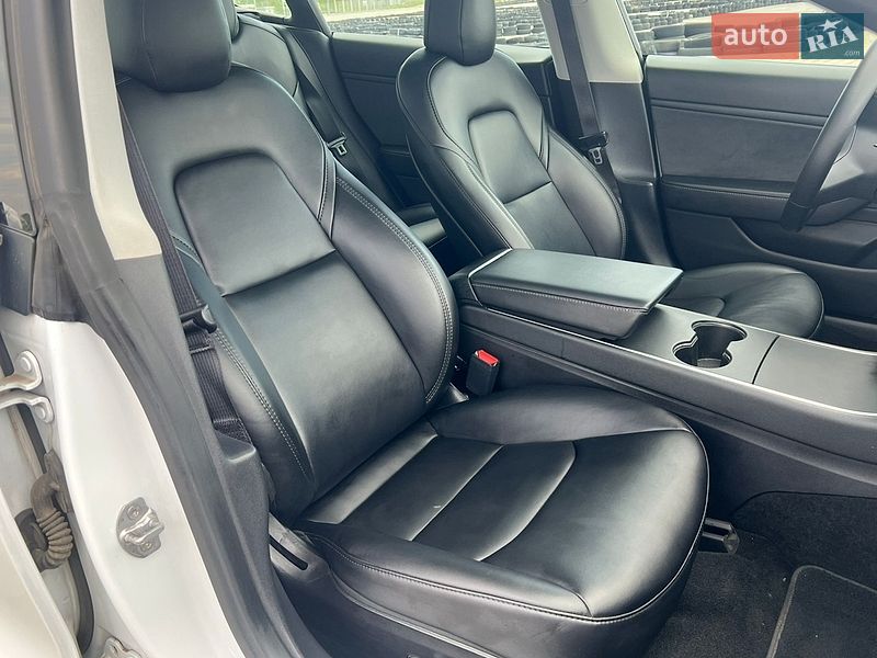 Седан Tesla Model 3 2020 в Львові