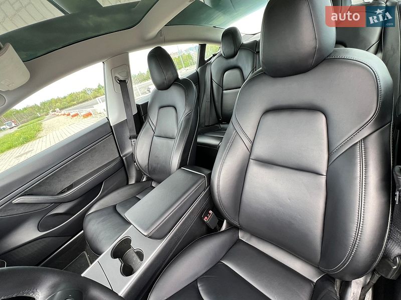 Седан Tesla Model 3 2020 в Львові