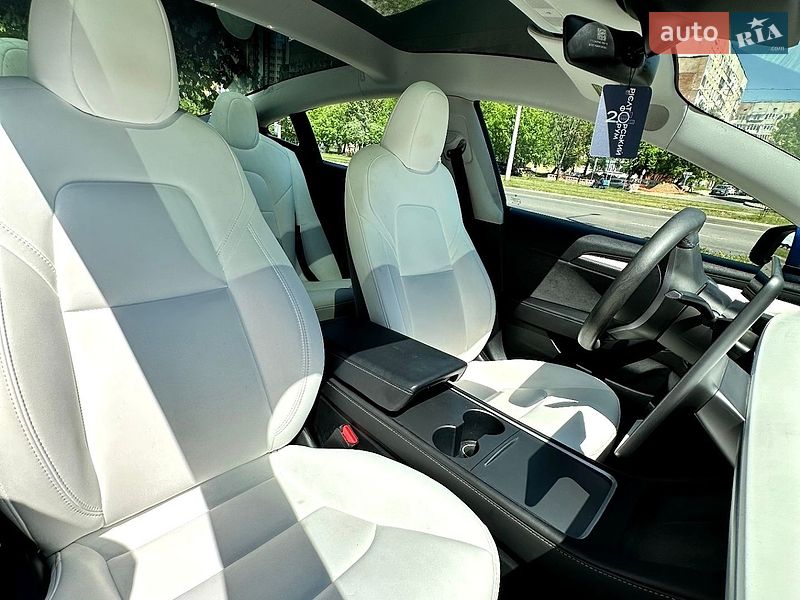 Седан Tesla Model 3 2023 в Львове