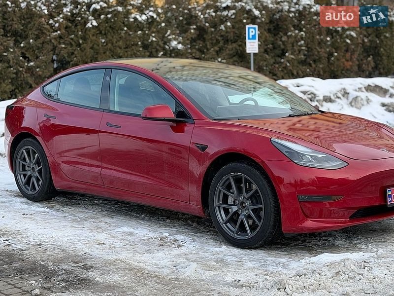 Седан Tesla Model 3 2023 в Львове