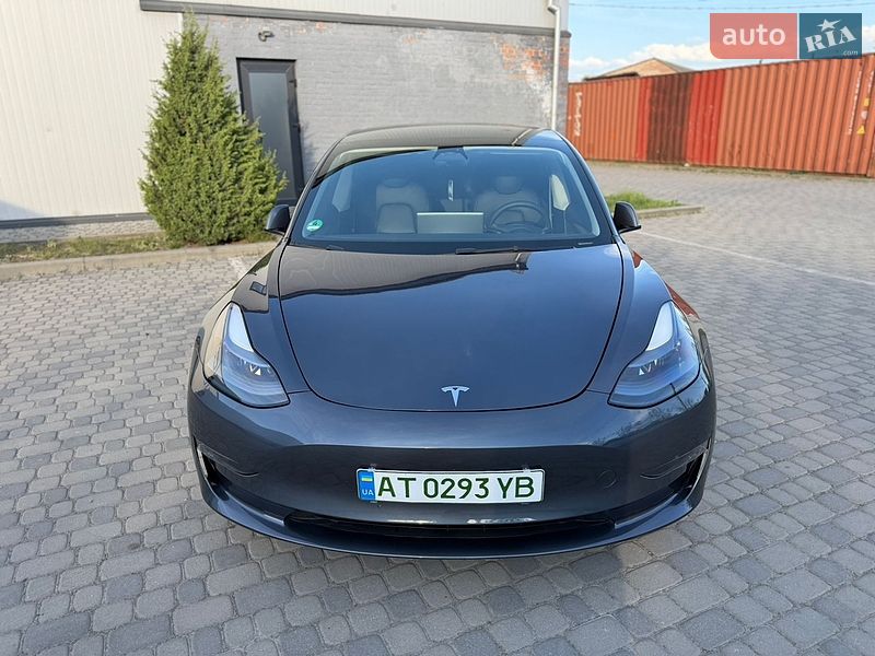 Седан Tesla Model 3 2023 в Івано-Франківську