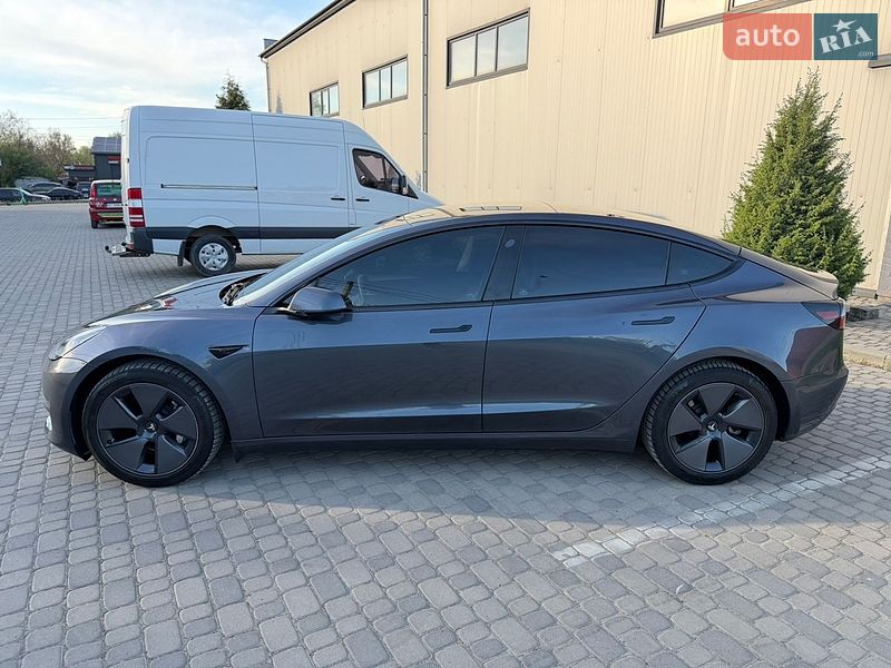 Седан Tesla Model 3 2023 в Івано-Франківську