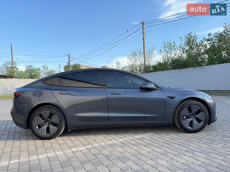 Седан Tesla Model 3 2023 в Івано-Франківську