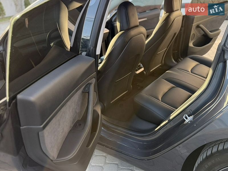 Седан Tesla Model 3 2023 в Івано-Франківську