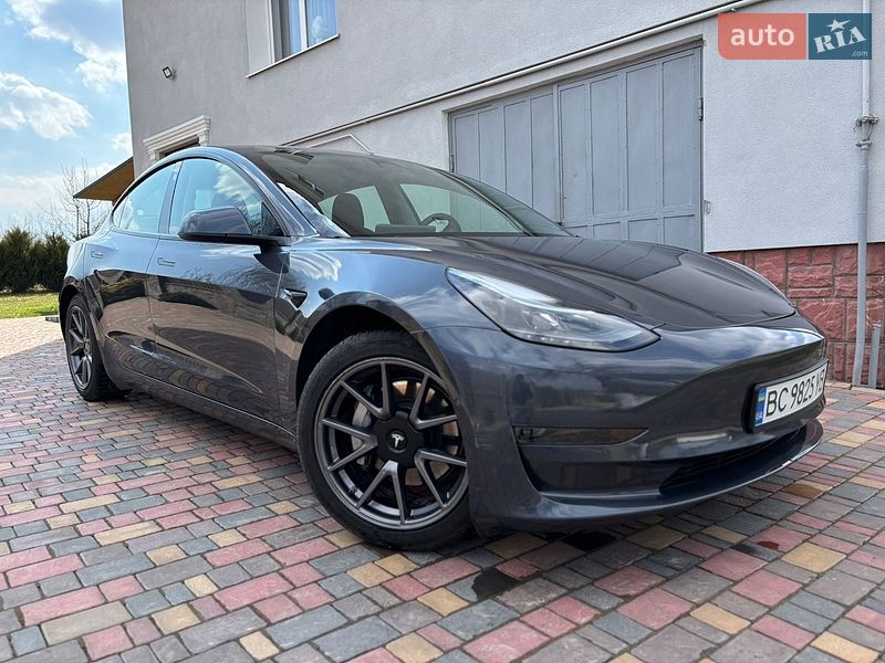 Седан Tesla Model 3 2021 в Львове