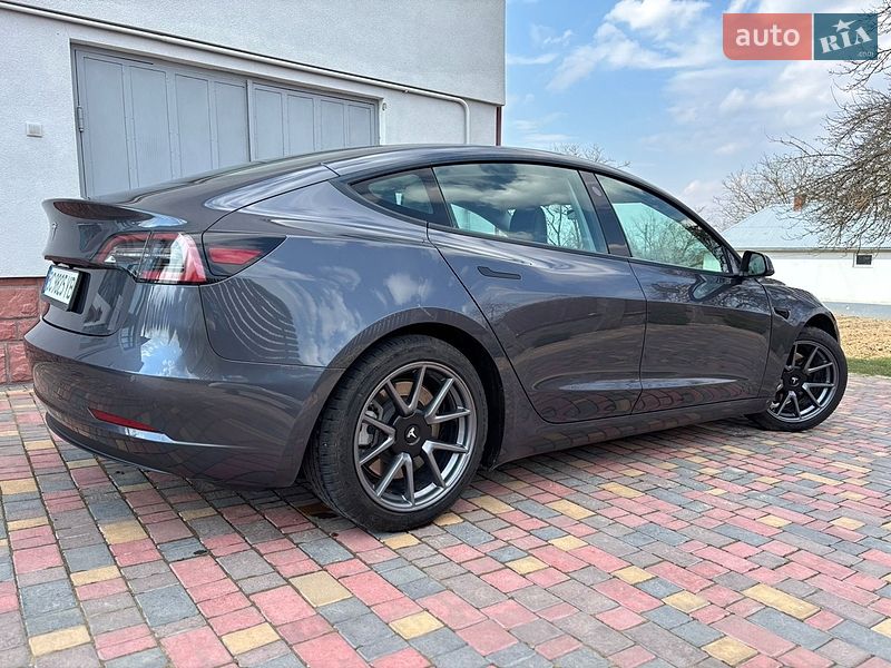 Седан Tesla Model 3 2021 в Львове