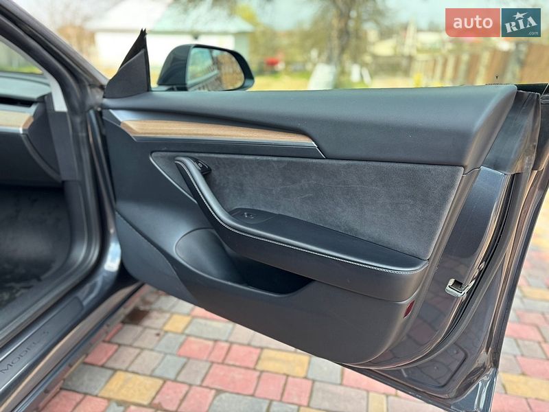 Седан Tesla Model 3 2021 в Львове