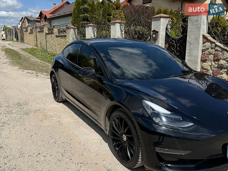 Седан Tesla Model 3 2023 в Львове