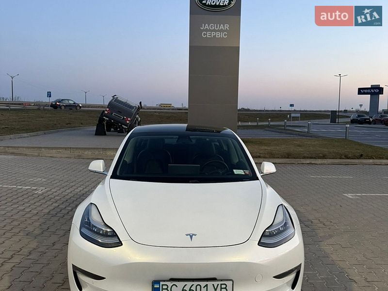 Седан Tesla Model 3 2019 в Львові