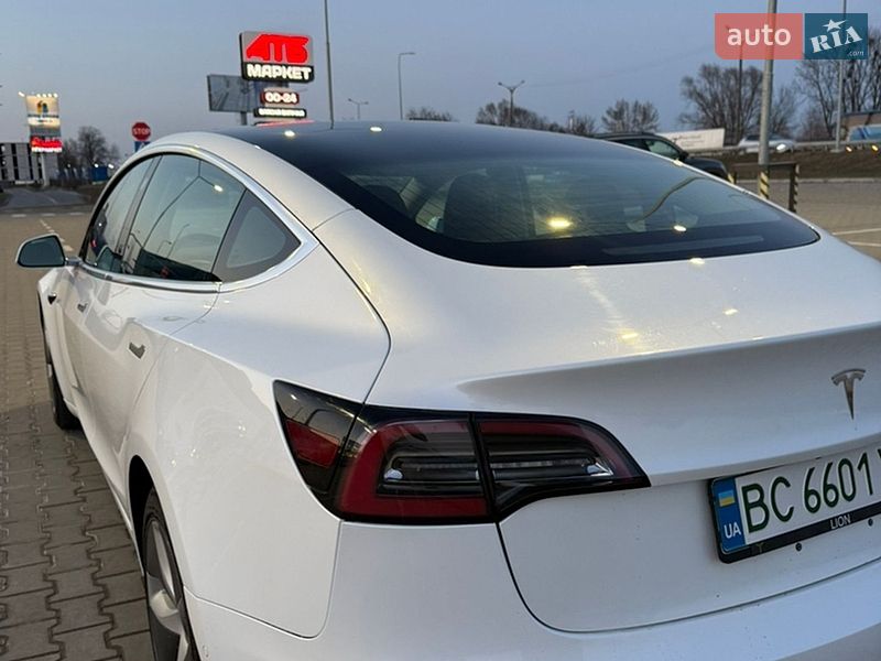 Седан Tesla Model 3 2019 в Львові