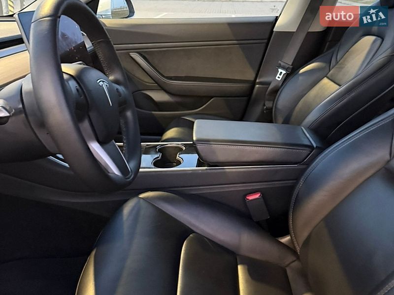 Седан Tesla Model 3 2019 в Львові