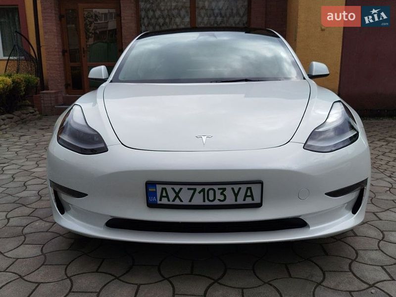 Седан Tesla Model 3 2023 в Луцке
