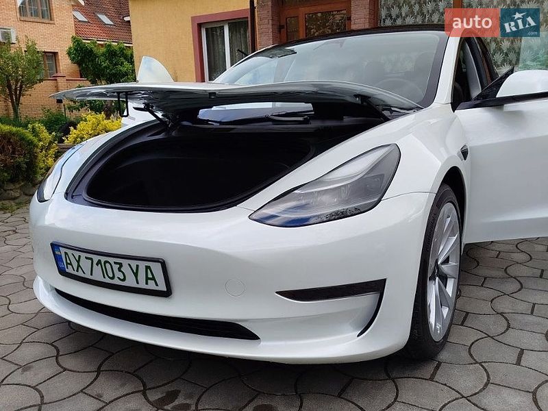 Седан Tesla Model 3 2023 в Луцке