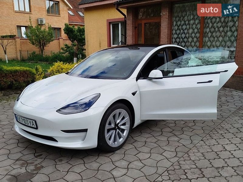 Седан Tesla Model 3 2023 в Луцке