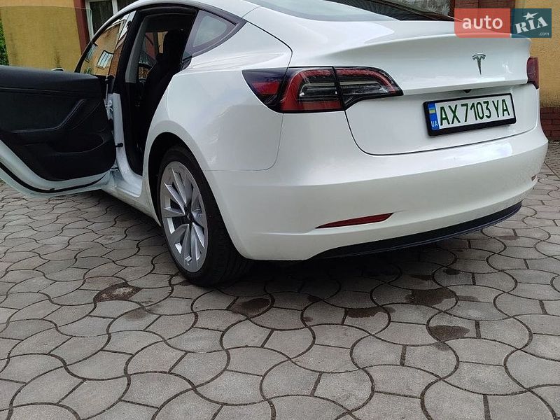 Седан Tesla Model 3 2023 в Луцке