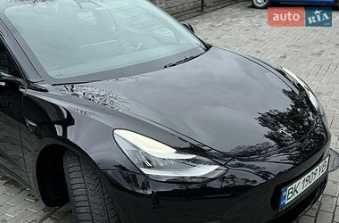 Седан Tesla Model 3 2019 в Дубні