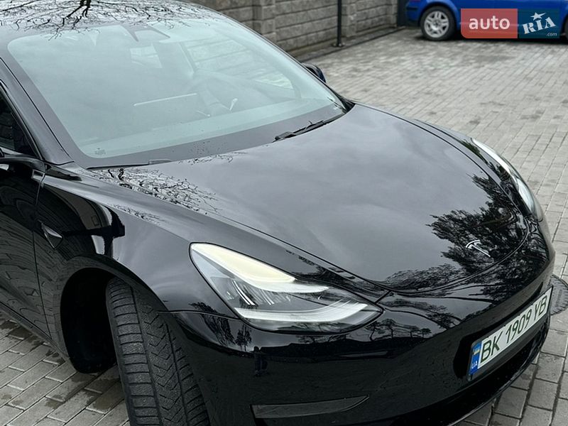 Седан Tesla Model 3 2019 в Дубні