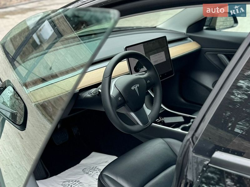 Седан Tesla Model 3 2019 в Дубні