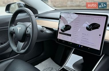 Седан Tesla Model 3 2019 в Дубні