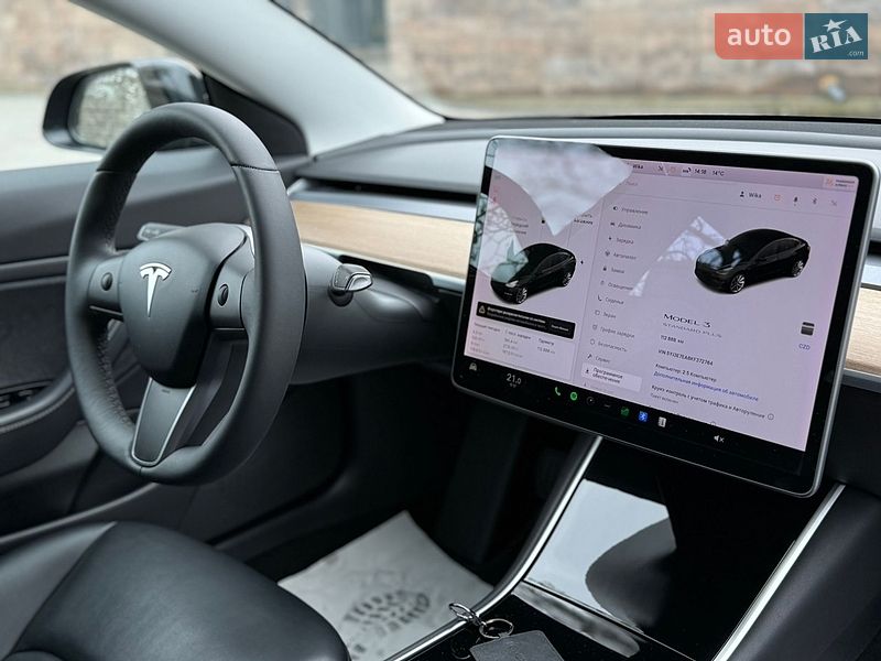 Седан Tesla Model 3 2019 в Дубні