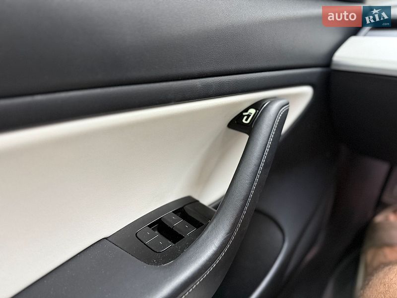 Седан Tesla Model 3 2019 в Киеве