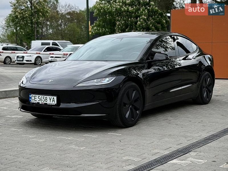 Седан Tesla Model 3 2024 в Черновцах