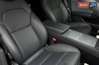 Седан Tesla Model 3 2024 в Черновцах