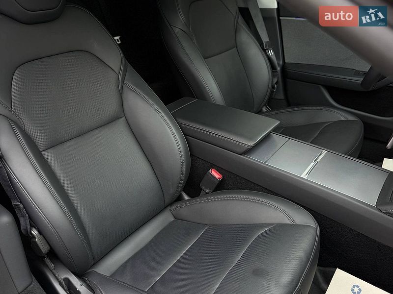 Седан Tesla Model 3 2024 в Черновцах